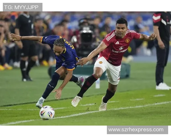 足球明星意外遭粉丝求婚现场感人瞬间引发全场欢呼与感动